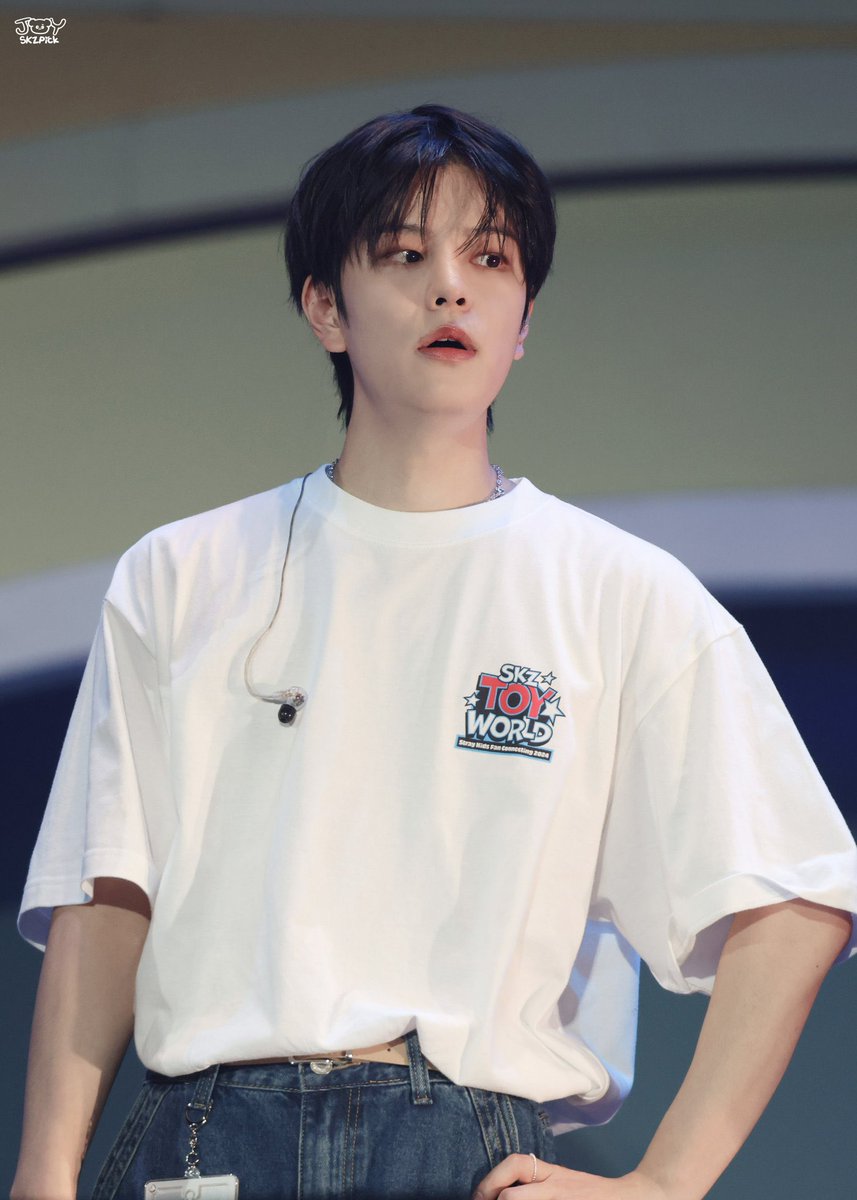 어깨란 자고로 흰티 입은게 진짜다.