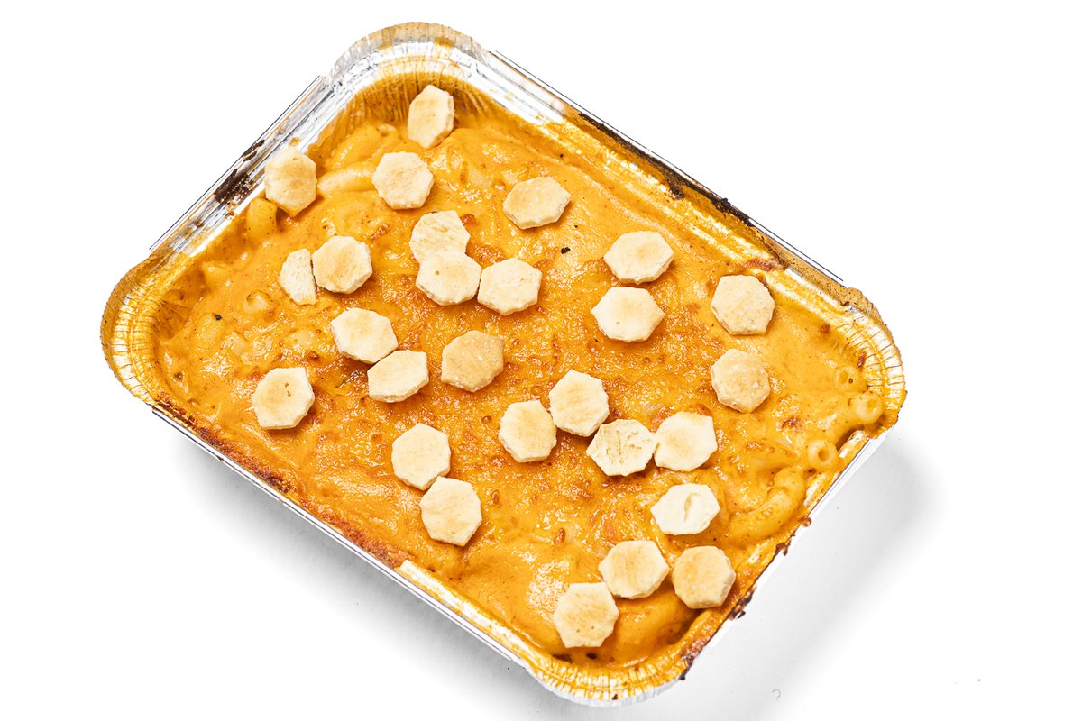 eatmacshack's tweet photo. Our REO Speedwagon mac is a winter break staple! Here through Sunday, 1/12, check out this mix of mac + cheese, chili, shredded cheddar, and oyster crackers 🔥 https://t.co/4Q75NSSqWP
