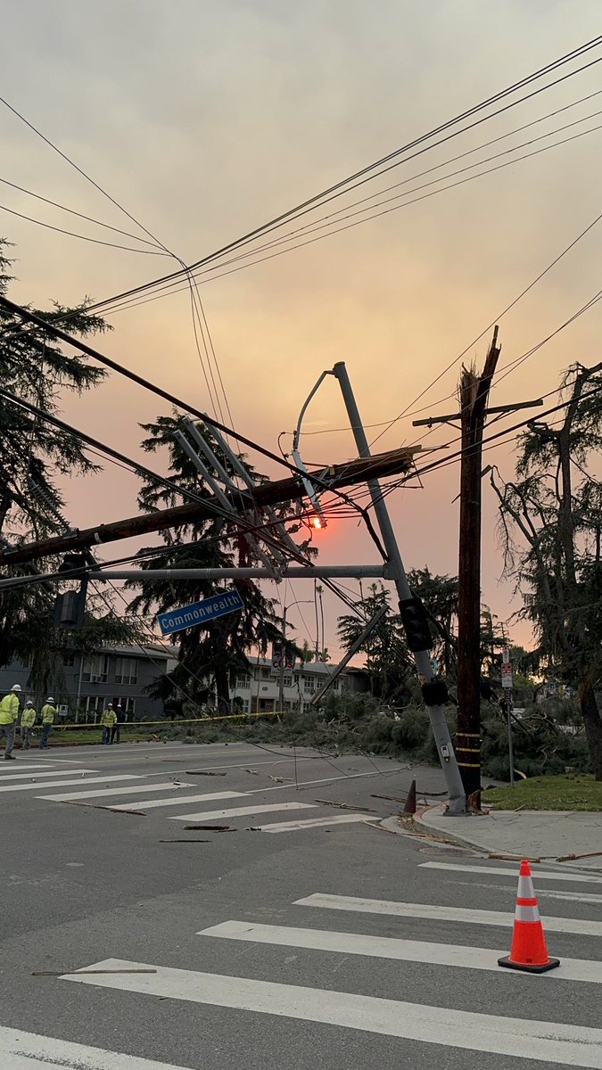 BrendenPHill's tweet photo. So lucky this power line didn’t start a fire as it came down right outside on Los Feliz Blvd. Loud noise and flash - had no idea until I came out front to check on the garage. No power for a while until they fix the whole street. Stay Safe 🙏 #LosFeliz #SoCalEdison #Los FelizBlvd https://t.co/5CcWdmBATv