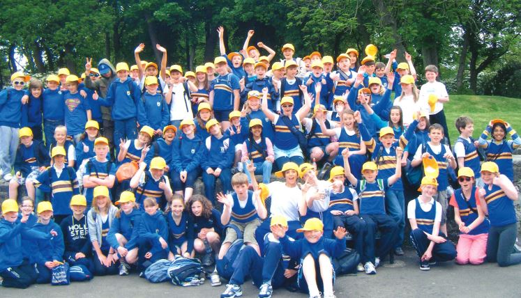 HSofG's tweet photo. π Our first #HSOGThrowbackThursday of 2025 coincides with The Princess of Wales' birthday!
π‘ We therefore felt it fitting to share this image from 2010 of Transitus pupils taking part in the Go Yellow Walk in aid of the Prince & Princess of Wales Hospice.
#HSOGCommunity https://t.co/3EaZwY8tVY