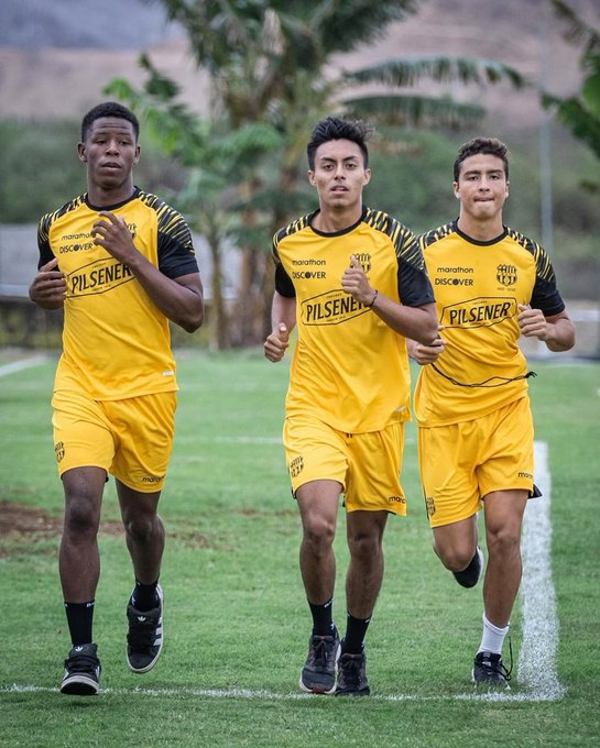ZonaMegaDigital's tweet photo. Los Eutimios 😁📷 Neycer Castro (Defensa), Pablo Calle (Delantero) y Andrés Viteri (Delantero) también están preparándose para estar al punto en sus categorías, pero con la mirada puesta en el plantel de primera por una oportunidad
📷📷  #BarcelonaSomosTodos + Eutimios https://t.co/a87Yd1oUoi