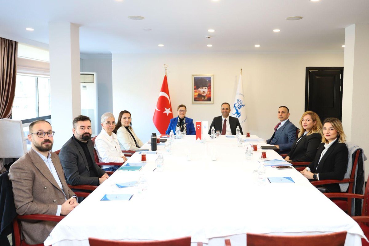 universitemDEU's tweet photo. ❗ Cumhurbaşkanımız Sayın @RTErdoğan'ın tensipleriyle 2025 yılının Aile Yılı ilanı kapsamında, #universitemDEU olarak aile kavramına yönelik araştırma ve akademik çalışmalarımızı derinleştiriyoruz.

👉 Bu çerçevede, Rektör Yardımcımız Prof. Dr. Dilşen İnce Erdoğan, İzmir Valiliği koordinasyonunda düzenlenen "Ailenin Korunması ve Güçlendirilmesi Vizyon Belgesi ve Eylem Planı" toplantısına katıldı.

🤝 Rektörlük Yerleşkemizde gerçekleştirilen toplantıda, aile kavramı farklı disiplinlerle ele alınarak, Ailenin Korunması ve Güçlendirilmesi Koordinasyon Kurulları'nın çalışma usul ve esasları değerlendirildi.

@izmirvaliligi