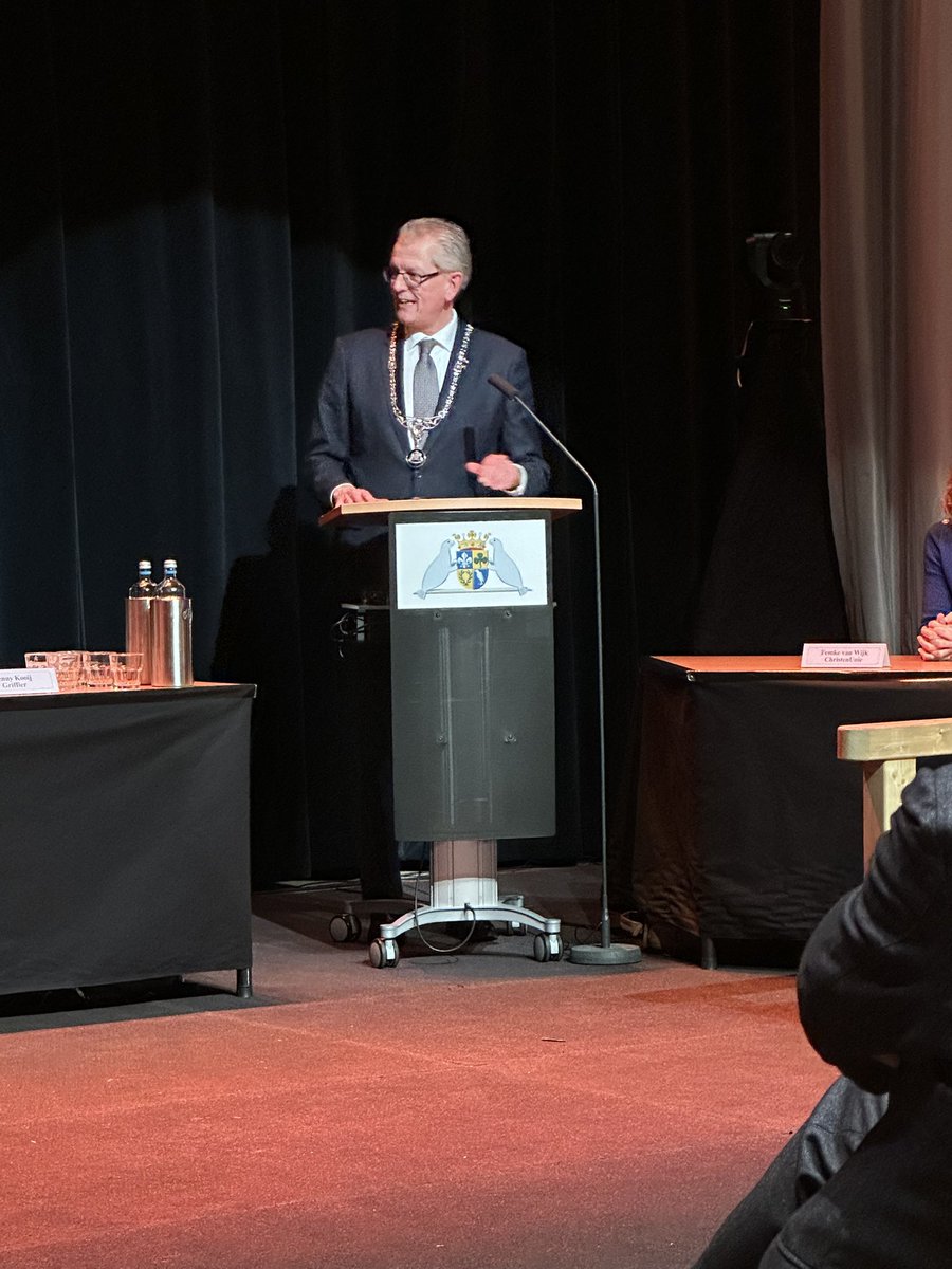 Afscheid van onze gewaardeerde collega burgemeester <a href="/GerritJanGorter/">Gerrit Jan Gorter</a> van Gem. Zeewolde. Uit handen van CdK @Arjen Gerritsen ontving hij de Gouden Kiekendief. Een eervolle onderscheiding. En hij ontving de erepenning van Zeewolde. Bedankt voor de mooie samenwerking in Flevoland.