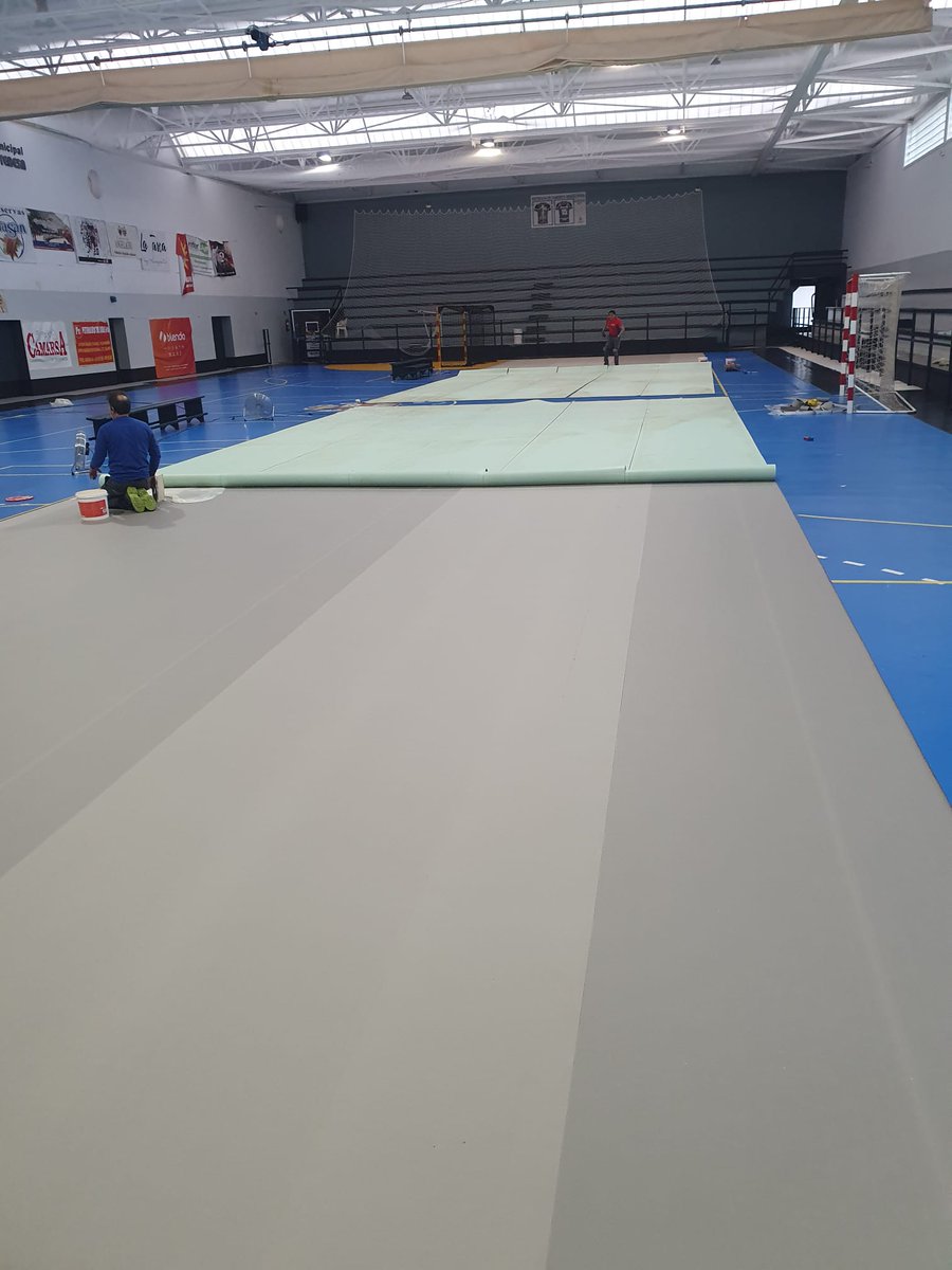 Os mostramos la evolución de los trabajos. Tras la instalación de la lámina, aplicamos adhesivo para empezar a fijar la pista deportiva.