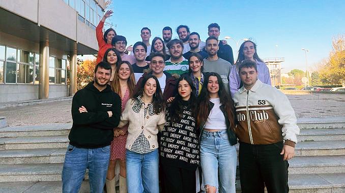 gzumeta's tweet photo. ✔️El @MasterRneUcm gana 'Radiopasión 2024' con su versión de "Puedes contar conmigo" de @laorejadevgogh  

▶️¡Unos cracks! 💪💪💪💪🎙️🪕🎸🎷🪇🪘🥁🪗 👏👏👏👏👏¡Enhorabuena!

🔴https://t.co/tcmCaVgAzy https://t.co/QOcfMeHtB7
