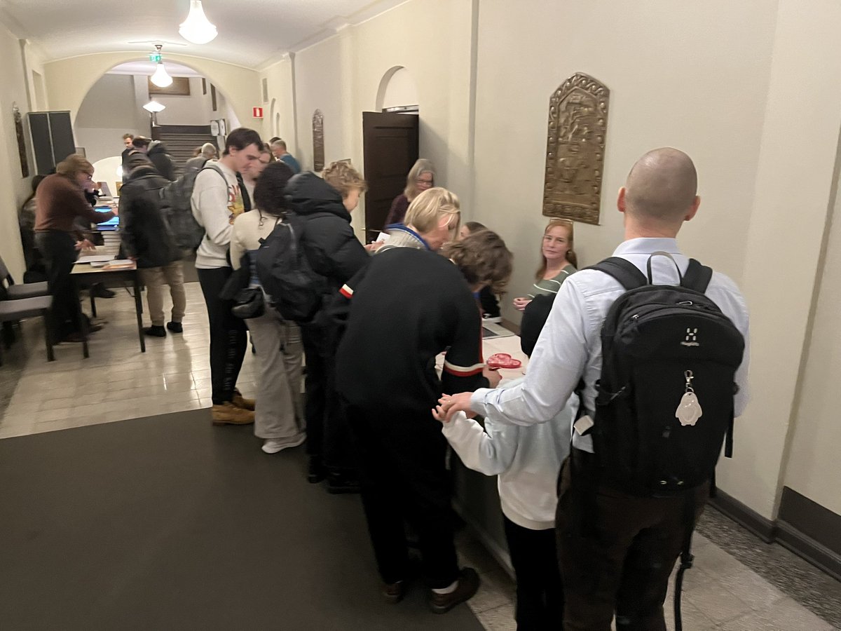 Meidän esittelypöytämme on ollut suurmenestys <a href="/SVYry/">SVY ry</a> #tieteidenyö