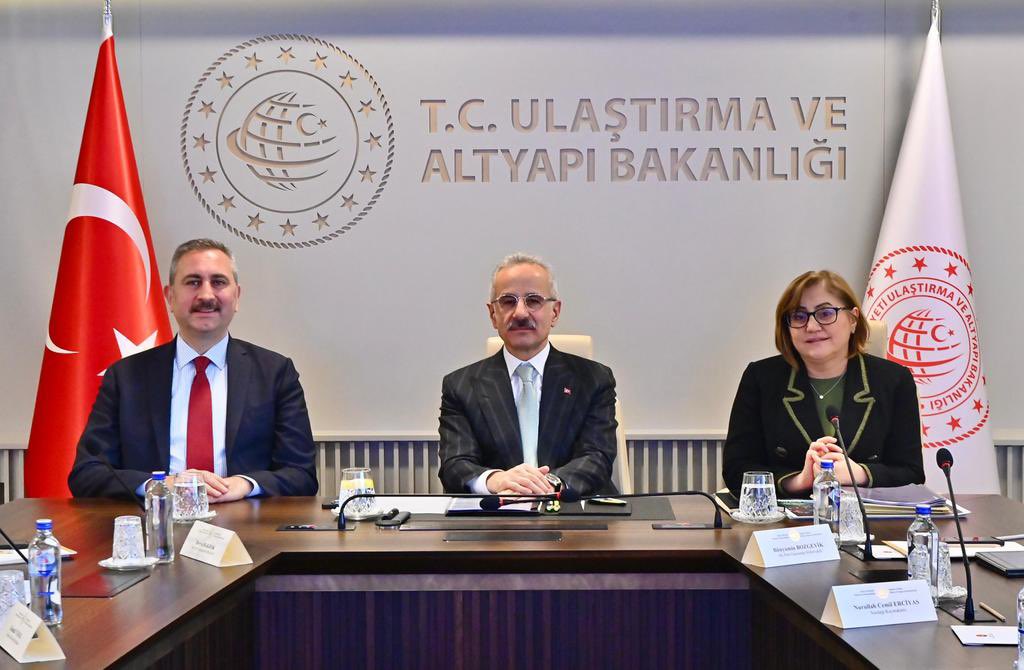 FatmaSahin's tweet photo. Bugün Ankara’da dolu dolu bir Gaziantep günü geçirdik, şehrimiz için çok verimli görüşmeler yaptık. 

Bunlardan ilki Ulaştırma ve Altyapı Bakanımız Sn. Abdulkadir Uraloğlu oldu. 

Değerli Bakanımız ve ekibiyle başta Dülük Tüneli olmak üzere, Gazi şehrimizin altyapı ve ulaştırma projelerini, yatırımlarını istişare ettik. 

Bakanımız Sn. Abdulkadir Uraloğlu’na yüksek ilgileri ve destekleri için teşekkür ediyorum.