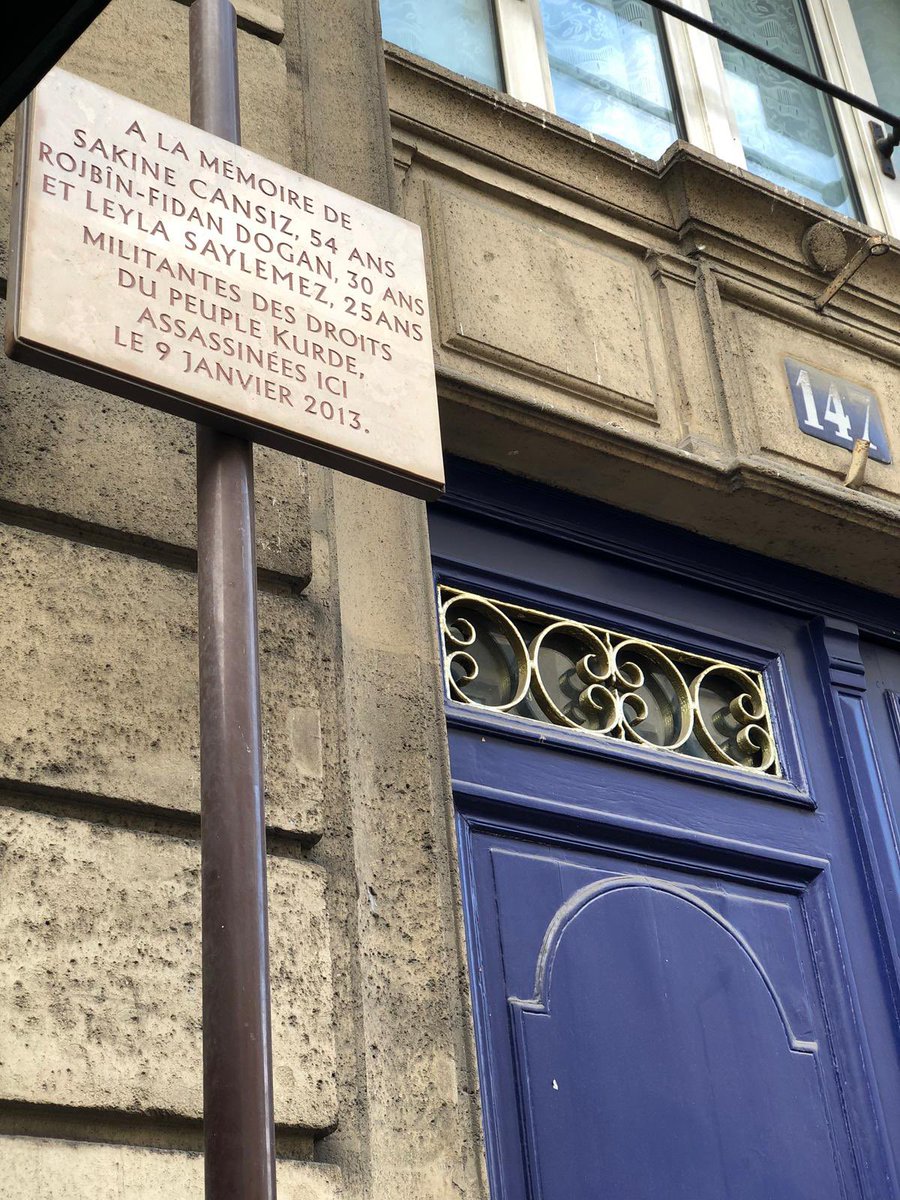 ACORDEBARD's tweet photo. Devant le 147 rue La Fayette pr rendre hommage à Fidan DOGAN, Sakine CANSIZ et Leyla SAYLEMEZ, militantes kurdes assassinées le 9 janvier 2013. Nous continuerons à demander la levée du secret-défense pour que justice soit faite. https://t.co/TZQi4x4i9V