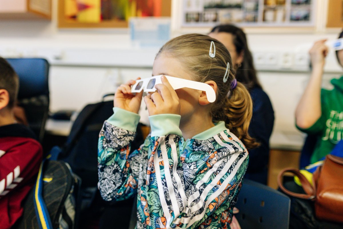 MAGNELIQproject's tweet photo. 🔬 Inspiring future scientists! 👩‍🔬👨‍🔬
During Open Campus Days at @FZU_AVCR, the Liquid Crystal Group engaged young students with amazing experiments, sparking curiosity and passion for science. Kudos for the great dedication! 👏
#STEM #Magneliq #Magneliq #h2020 #FET #project https://t.co/NGZTPW86tN