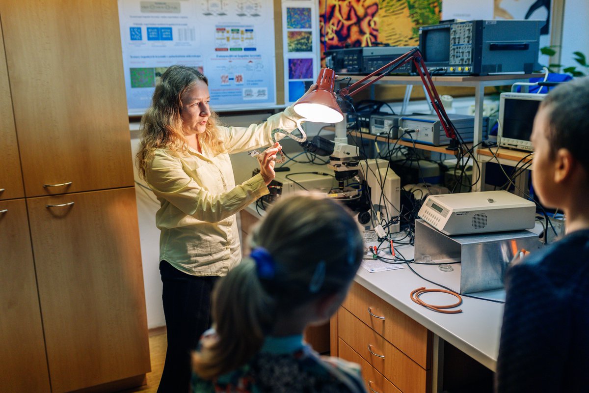 MAGNELIQproject's tweet photo. 🔬 Inspiring future scientists! 👩‍🔬👨‍🔬
During Open Campus Days at @FZU_AVCR, the Liquid Crystal Group engaged young students with amazing experiments, sparking curiosity and passion for science. Kudos for the great dedication! 👏
#STEM #Magneliq #Magneliq #h2020 #FET #project https://t.co/NGZTPW86tN