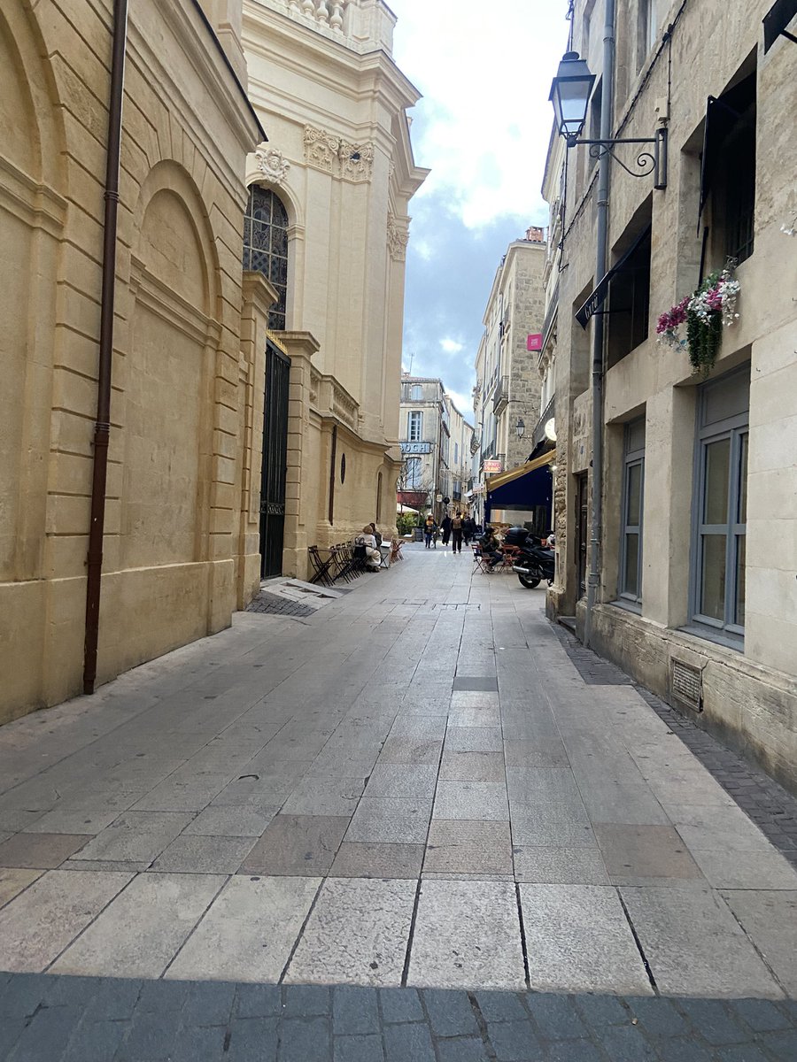 CORYBASA's tweet image. Me voilà dans l&apos;écusson, pas très motivée, je pensais qu&apos;à 17h30 le deuxième jour des soldes, le centre-ville serait bondé ...
Je ne ferai aucun commentaire les images parlent d&apos;elles-même :
#montpellier 
Ils sont où les gens?