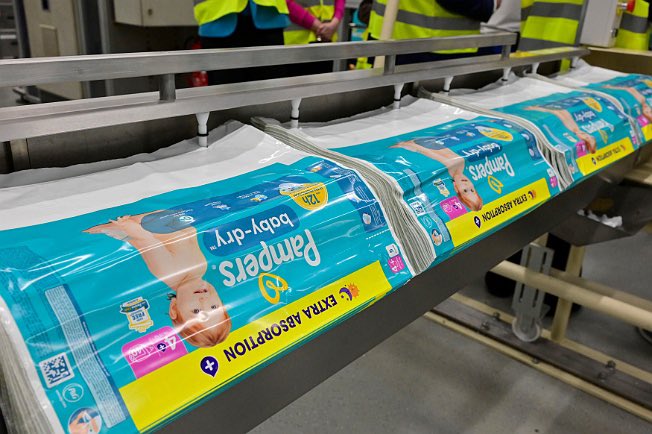 Wirtschaft.NRW (@wirtschaftnrw) on Twitter photo Windeln für 🇩🇪 und 🇪🇺 - made in NRW: Das weltweit größte Pampers-Werk von <a href="/ProcterGamble/">Procter & Gamble</a> mit mehr als 1.000 Mitarbeitenden steht in Euskirchen. Ministerin <a href="/MonaNeubaur/">Mona Neubaur</a> besichtige die hochmoderne Produktion: 1000 Windeln pro Minuten werden hier hergestellt. 🚀 Windeln für 🇩🇪 und 🇪🇺 - made in NRW: Das weltweit größte Pampers-Werk von <a href="/ProcterGamble/">Procter & Gamble</a> mit mehr als 1.000 Mitarbeitenden steht in Euskirchen. Ministerin <a href="/MonaNeubaur/">Mona Neubaur</a> besichtige die hochmoderne Produktion: 1000 Windeln pro Minuten werden hier hergestellt. 🚀