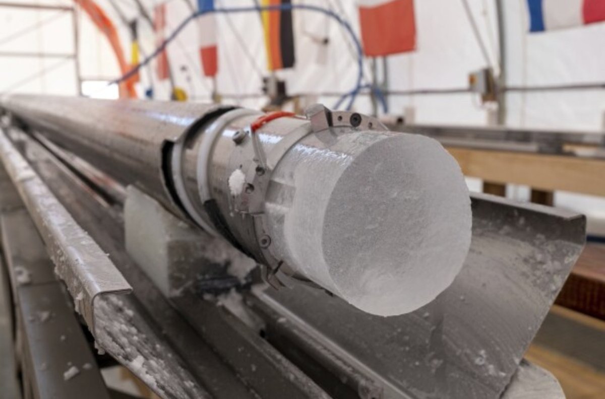 LiveupdatesUS's tweet image. 🤯AMAZING: international team of scientists has successfully drilled one of the oldest ice cores ever, reaching nearly 2 miles into Antarctic bedrock to extract ice estimated to be at least 1.2 million years old. 🌍🧊 #Antarctica #IceCore #ScientificBreakthrough