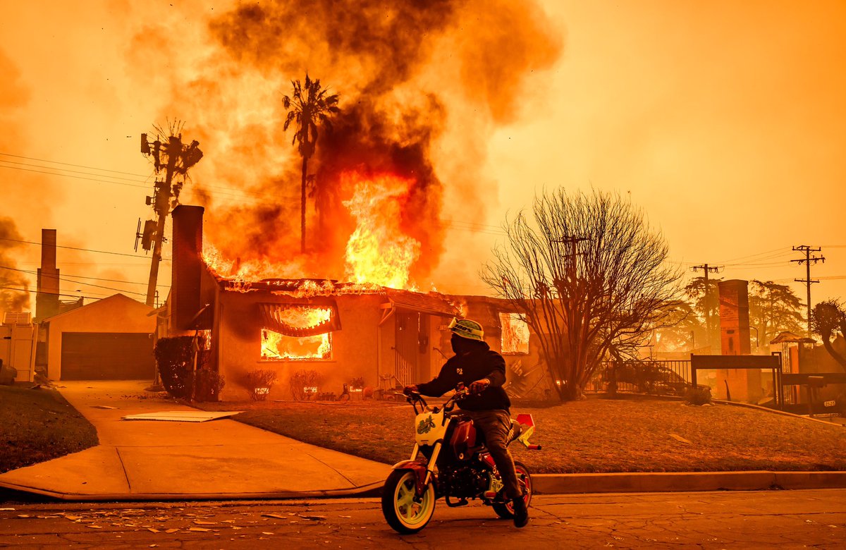 JoshEdelson's tweet image. FIRE PIX: Day 2 (Mostly #Eatonfire) in Altadena area of LA. Elderly people evacuated, more burning homes, a BofA burns, residents return and a school burning from inside. 

Winds calm now, but expected to return tonight. 
@afpphoto #losangelesfire #calfire #pasadena #altadena