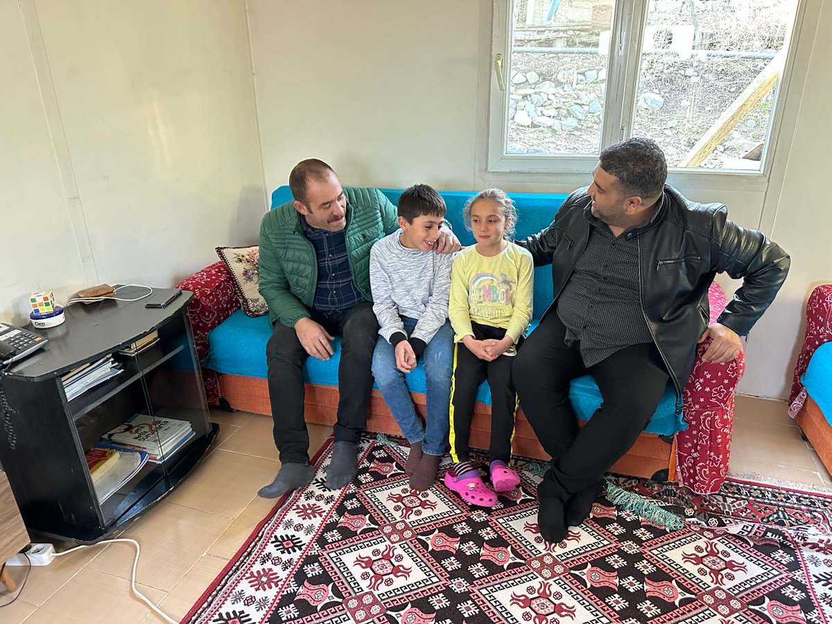 1062 öğretmenle yaptığımız 1062 ev ziyaretinde, ailelerimize Bakanlığımızın çalışmaları anlatıldı. Bu çalışmalardan çocuklarımızın en üst düzeyde faydalanması için okul-aile iş birliğinin üzerinde duruldu. 

<a href="/tcmeb/">Millî Eğitim Bakanlığı</a> <a href="/Yusuf__Tekin/">Yusuf Tekin</a> <a href="/farukyelkenci/">Ömer Faruk Yelkenci</a> <a href="/cftcblnt/">Bülent ÇİFTCİ</a> 
#tunceli1062