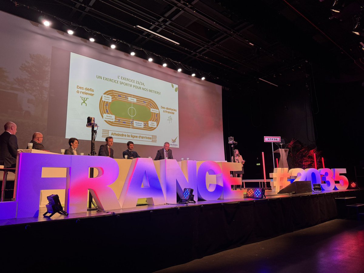 Maryline Paul présente les comptes de l'année 2024 avec l'aide des Commissaires aux Comptes. Transparence et rigueur pour assurer un avenir solide à notre coopérative ! #comptes2024 #gestionresponsable #Valfrance