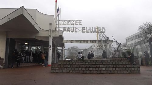 France3Paris's tweet photo. "En cas d'incendie, le lycée de type Pailleron peut brûler en 5 min" : inquiétude et colère des enseignants du lycée Paul Eluard
https://t.co/URFDXhaM4i
#education #lycee #risques https://t.co/wABV0GEK29