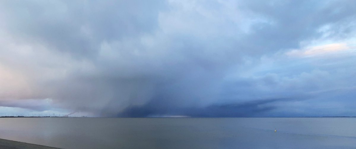 Voor de #bui binnen, een #ommetje over de #dijk #Delfzijl aan de #Eems #mooieluchten #winter