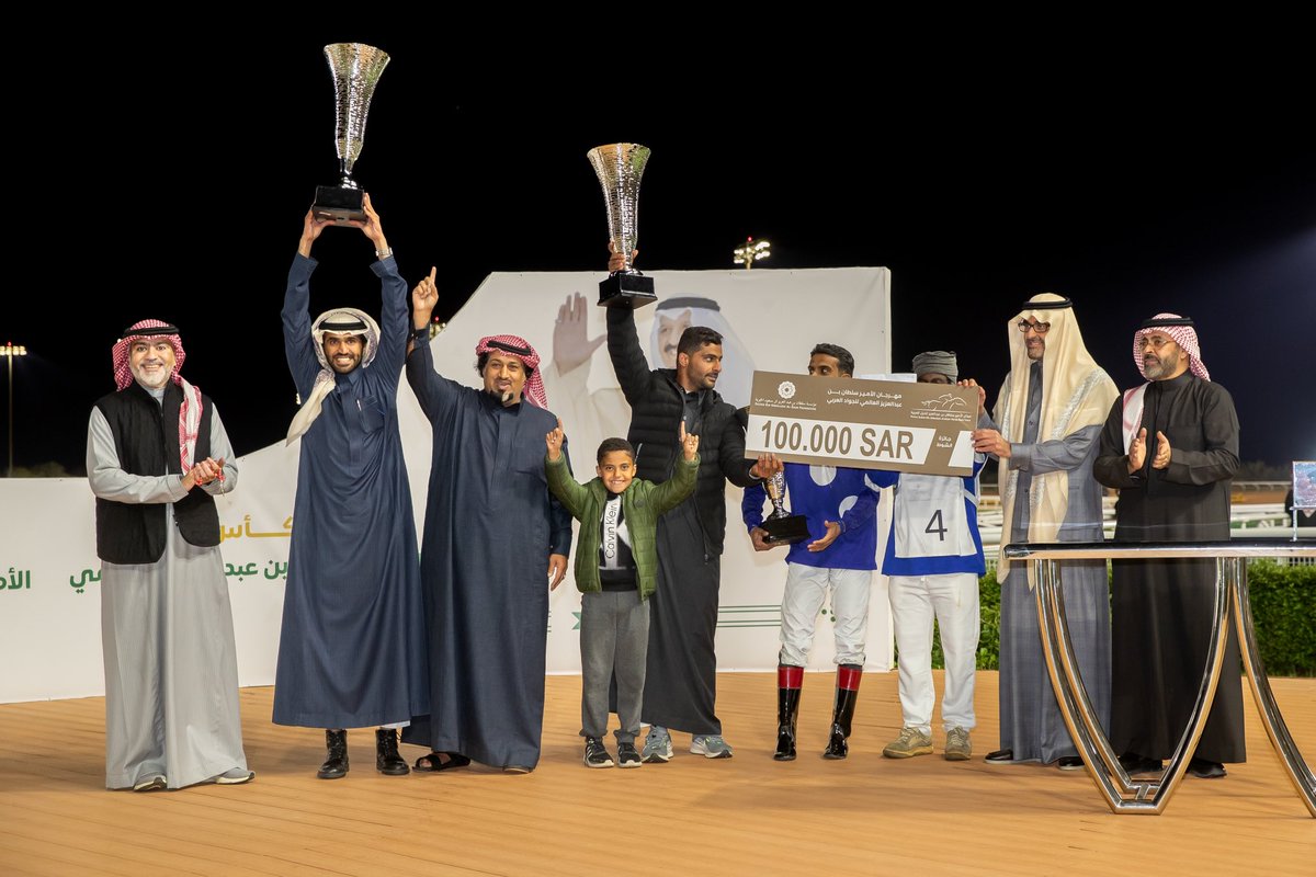 الشوط الحادي عشر - الحفل 76

السباق السابع من مهرجان كأس الأمير سلطان بن عبدالعزيز العالمي للخيل العربية 🥇

سعادة الأستاذ زياد المقرن الرئيس التنفيذي لنادي سباقات الخيل يقدم الجائزة لطاقم الإسطبل 

 الفائز : العنود اف بي ار🏇

ألف مبروك 👏🤩