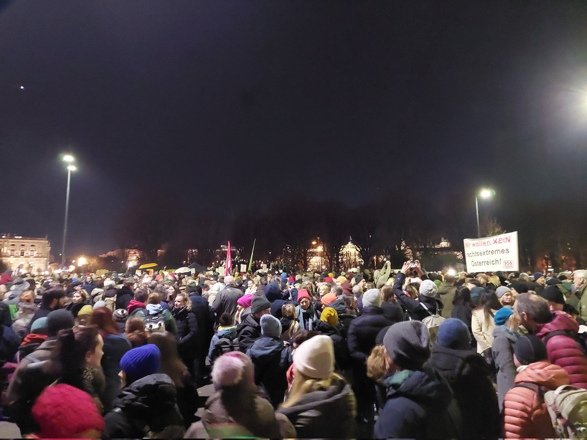 Gewaltiger Zustrom zur Demo gegen blau-schwarz am #Ballhausplatz. Punkt 18 Uhr sind schon tausende hier... #övp #fpö #protest #wiederdo #donnerstagsdemo