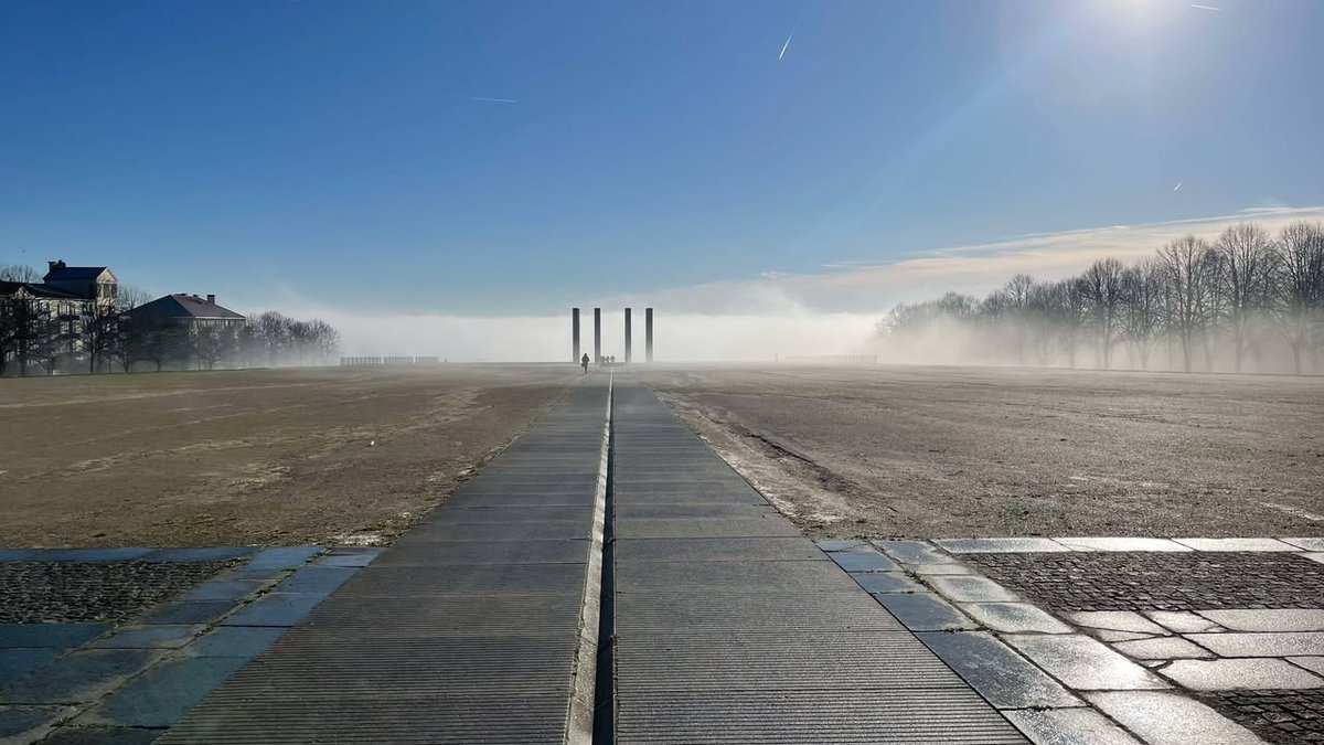 CergyPontoise95's tweet photo. #JeudiPhoto | Les 12 colonnes embrumées de l'#AxeMajeur offrent une vue unique en ce mois de janvier ✨🌫️ Un monument qui impressionne, quel que soit le temps. 🤍

📷 Merci à Manu Pédia pour cette jolie série 😍🙏 https://t.co/sSn2BiqH2W