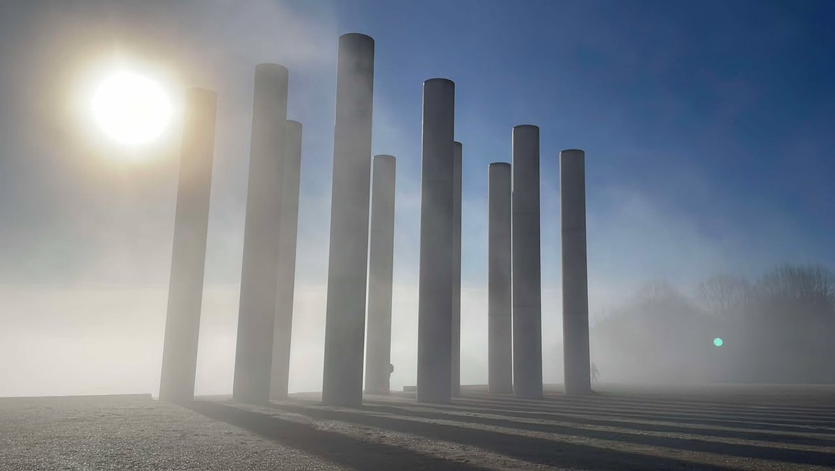 CergyPontoise95's tweet photo. #JeudiPhoto | Les 12 colonnes embrumées de l'#AxeMajeur offrent une vue unique en ce mois de janvier ✨🌫️ Un monument qui impressionne, quel que soit le temps. 🤍

📷 Merci à Manu Pédia pour cette jolie série 😍🙏 https://t.co/sSn2BiqH2W