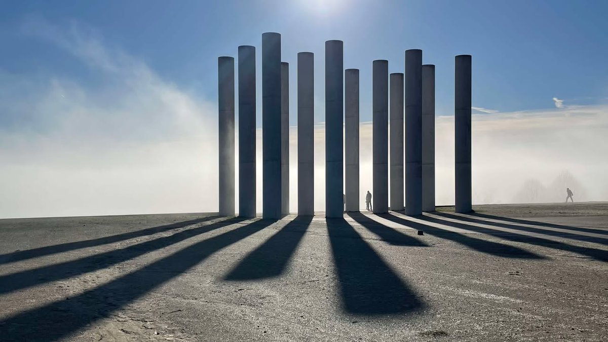 CergyPontoise95's tweet photo. #JeudiPhoto | Les 12 colonnes embrumées de l'#AxeMajeur offrent une vue unique en ce mois de janvier ✨🌫️ Un monument qui impressionne, quel que soit le temps. 🤍

📷 Merci à Manu Pédia pour cette jolie série 😍🙏 https://t.co/sSn2BiqH2W