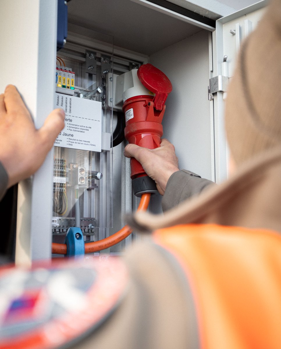 PCiVD's tweet photo. 📡 En cas de blackout, la #Protectioncivilevaudoise garantit le fonctionnement des systèmes de communication d'urgence en alimentant les émetteurs Polycom de la Police cantonale vaudoise.🔌
Un exercice de 80h a testé ces dispositifs en conditions réelles! 🔧
📷 Arnaud Gilgen https://t.co/P5Fp8Y3sUb