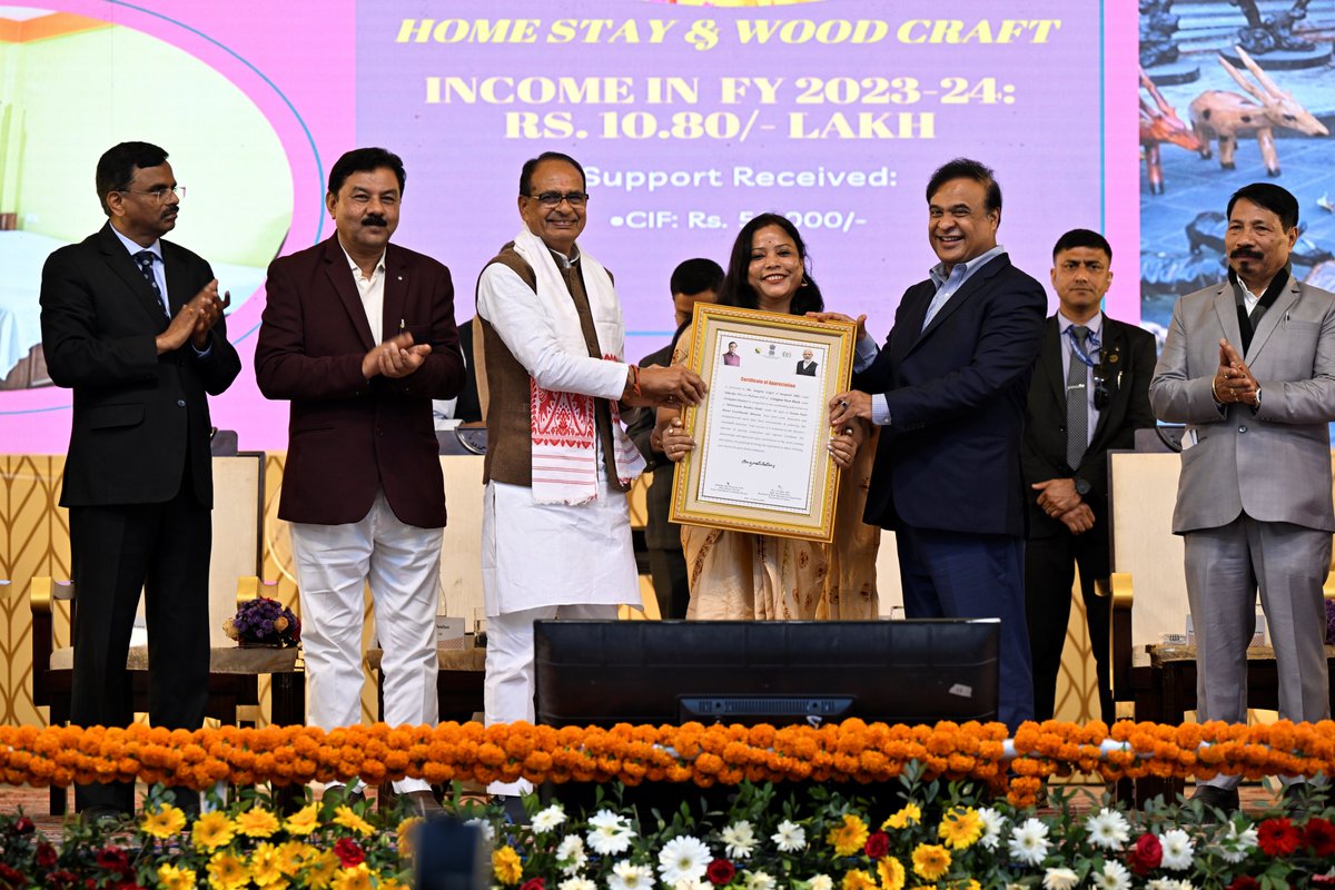 Ministry of Rural Development, Government of India (@mord_goi) on Twitter photo тАЬрд▓рдЦрдкрддрд┐ рджреАрджреА рддреЛ рдкреБрд░рд╛рдиреА рд╣реЛ рдЧрдпреА, рдпрд╣рд╛рдБ рддреЛ рдорд┐рд▓рд┐рдиреЗрдпрд░ рджреАрджреА рдпрд╛рдирд┐ рдХреА рдкреНрд░рддрд┐рд╡рд░реНрд╖ тВ╣10,00,000 рд╕реЗ рдЕрдзрд┐рдХ рдХрдорд╛рдиреЗ рд╡рд╛рд▓реА рдорд╣рд╛-рд▓рдЦрдкрддрд┐ рджреАрджрд┐рдпрд╛рдБ рдЖ рдЪреБрдХреА рд╣реИред рдЗрдиреНрд╣реАрдВ рджреАрджрд┐рдпреЛрдВ рд╕реЗ рдкреНрд░реЗрд░рдгрд╛ рд▓реЗрдХрд░ рдмрд╛рдХреА рд░рд╛рдЬреНрдп рднреА рдЖрдЧреЗ рдмрдврд╝реЗрдВрдЧреЗ рдФрд░ рдорд╣рд╛-рд▓рдЦрдкрддрд┐ рджреАрджрд┐рдпрд╛рдБ рдФрд░ рд╣рдо рдорд┐рд▓рдХрд░ рдмрдирд╛рдПрдБрдЧреЗ тАШрдЧрд░реАрдмреА рдореБрдХреНрдд рдЧрд╛рдБрд╡тАЩредтАЭ - #Guwahati #Assam рдореЗрдВ рдЖрдпреЛрдЬрд┐рдд тАЬрд▓рдЦрдкрддрд┐ рджреАрджреА рддреЛ рдкреБрд░рд╛рдиреА рд╣реЛ рдЧрдпреА, рдпрд╣рд╛рдБ рддреЛ рдорд┐рд▓рд┐рдиреЗрдпрд░ рджреАрджреА рдпрд╛рдирд┐ рдХреА рдкреНрд░рддрд┐рд╡рд░реНрд╖ тВ╣10,00,000 рд╕реЗ рдЕрдзрд┐рдХ рдХрдорд╛рдиреЗ рд╡рд╛рд▓реА рдорд╣рд╛-рд▓рдЦрдкрддрд┐ рджреАрджрд┐рдпрд╛рдБ рдЖ рдЪреБрдХреА рд╣реИред рдЗрдиреНрд╣реАрдВ рджреАрджрд┐рдпреЛрдВ рд╕реЗ рдкреНрд░реЗрд░рдгрд╛ рд▓реЗрдХрд░ рдмрд╛рдХреА рд░рд╛рдЬреНрдп рднреА рдЖрдЧреЗ рдмрдврд╝реЗрдВрдЧреЗ рдФрд░ рдорд╣рд╛-рд▓рдЦрдкрддрд┐ рджреАрджрд┐рдпрд╛рдБ рдФрд░ рд╣рдо рдорд┐рд▓рдХрд░ рдмрдирд╛рдПрдБрдЧреЗ тАШрдЧрд░реАрдмреА рдореБрдХреНрдд рдЧрд╛рдБрд╡тАЩредтАЭ - #Guwahati #Assam рдореЗрдВ рдЖрдпреЛрдЬрд┐рдд