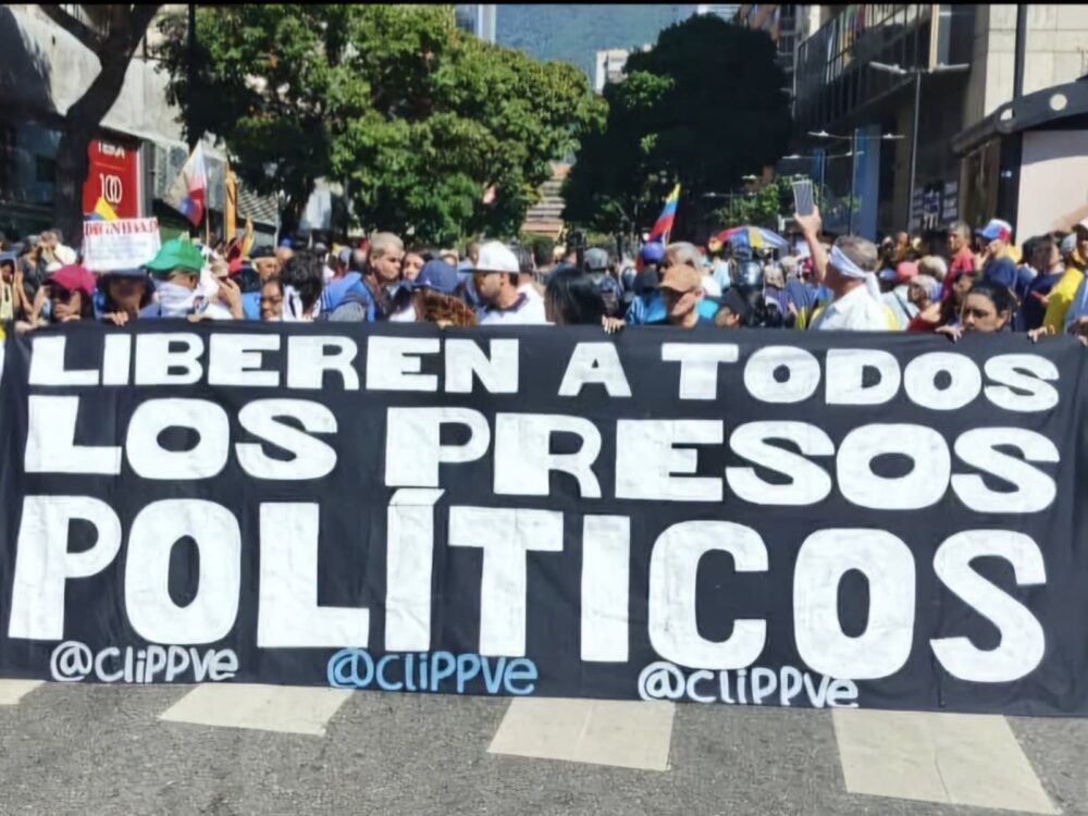 #9Ene | El Comité por la Libertad de los Presos Políticos calcula que se han registrado unas 700 excarcelaciones de detenidos poselectorales. Pero la cifra de presos políticos sigue siendo superior a 1500, en medio de la nueva oleada de detenciones
runrunes.org/noticias/57088…