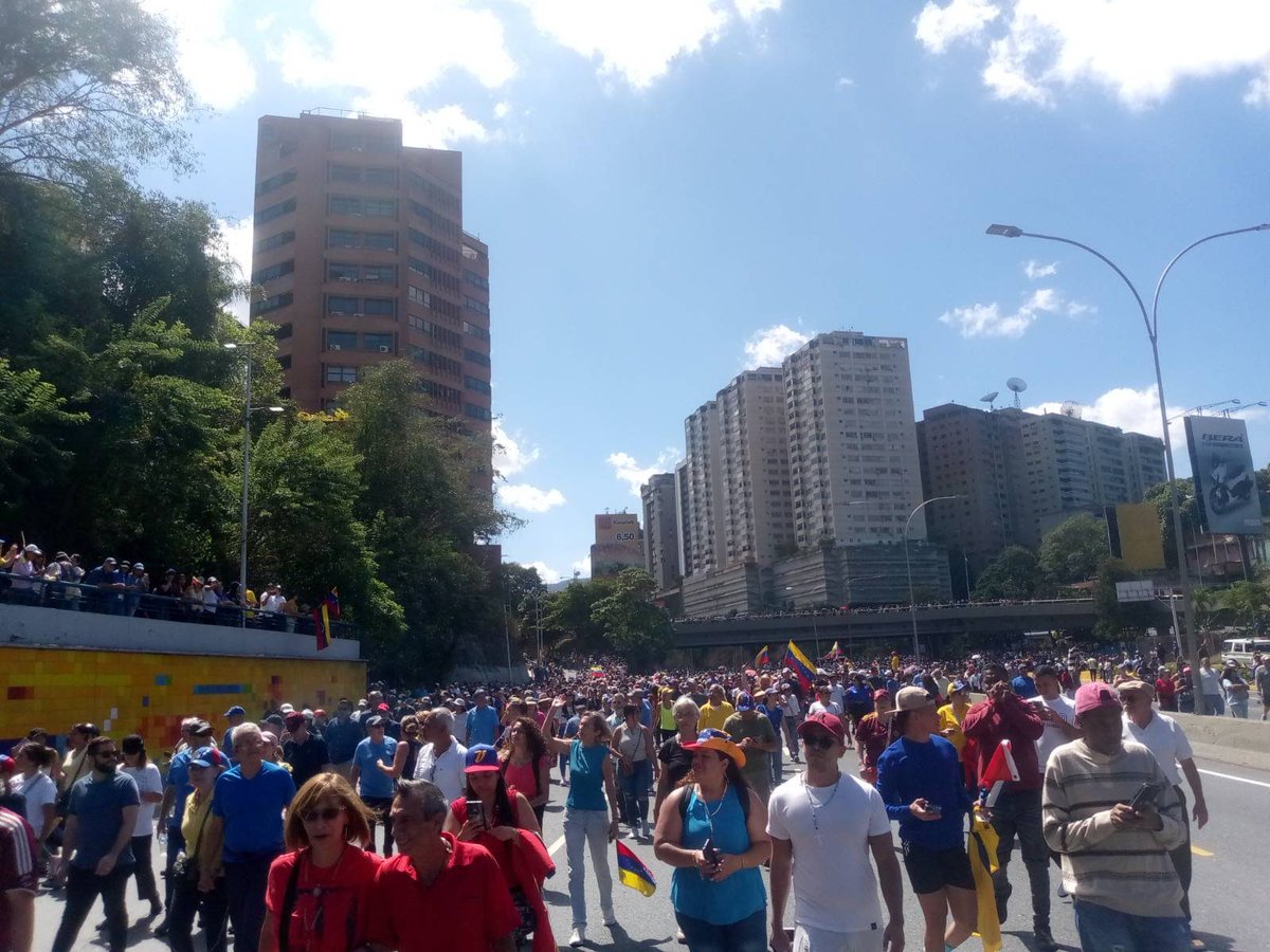 ¡Pendientes! En #Caracas se unen las concentraciones de Santa Fe, El Líder y Chacao. 

Así viene bajando la gente de Santa Fe. 

#GloriaBravoPueblo 
#9Ene.