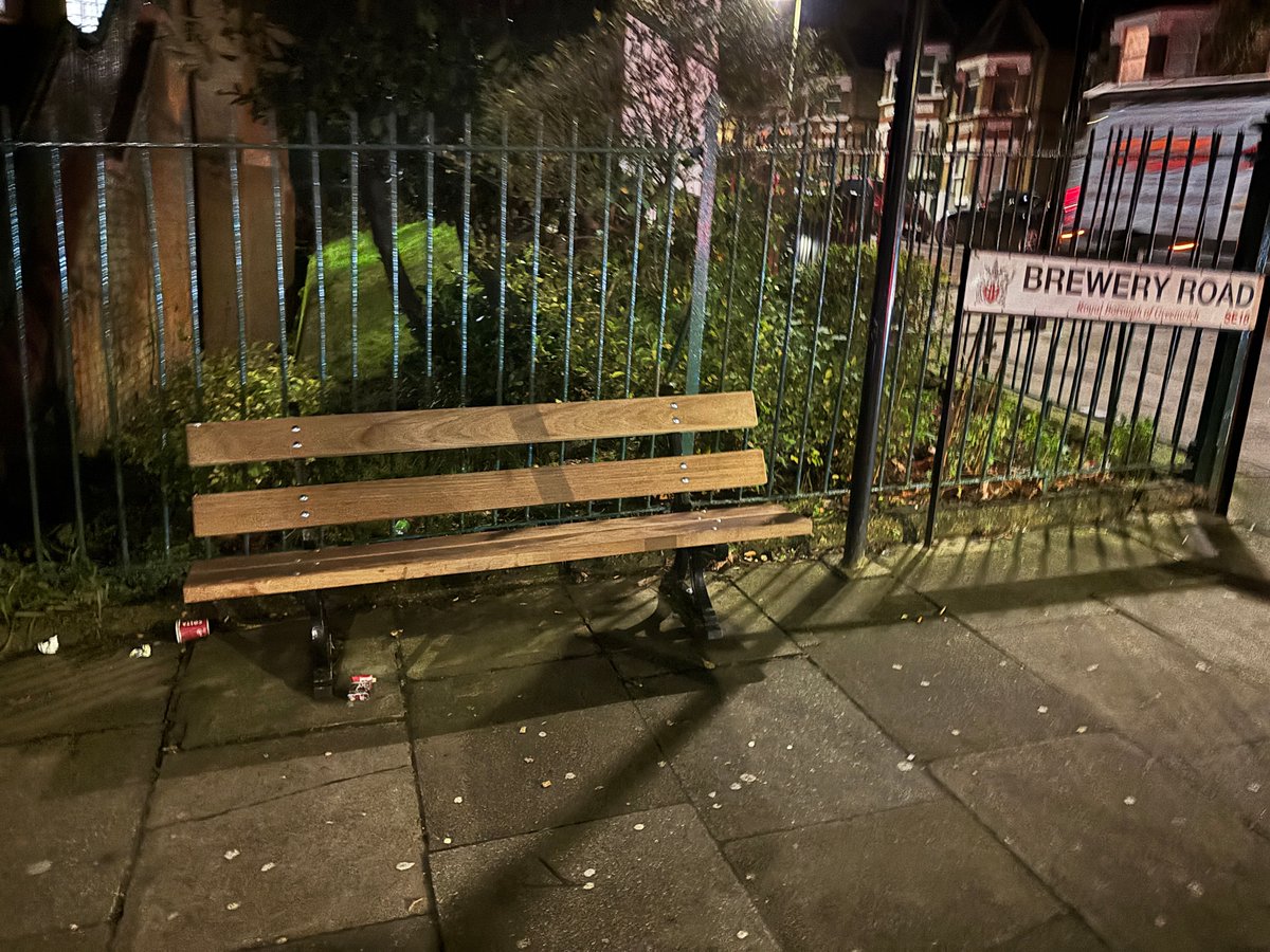 Goddess44's tweet image. 🙏🏾Thank you @Royal_Greenwich for renewing the bench on Brewery Road - it looks great! 🪑✨ 

Residents can now enjoy a comfortable spot to rest and chat with neighbours 🌳💚 

A bin nearby would really help keep the area around it litter-free 🗑️ 

#RBG #Community #KeepBritainTidy