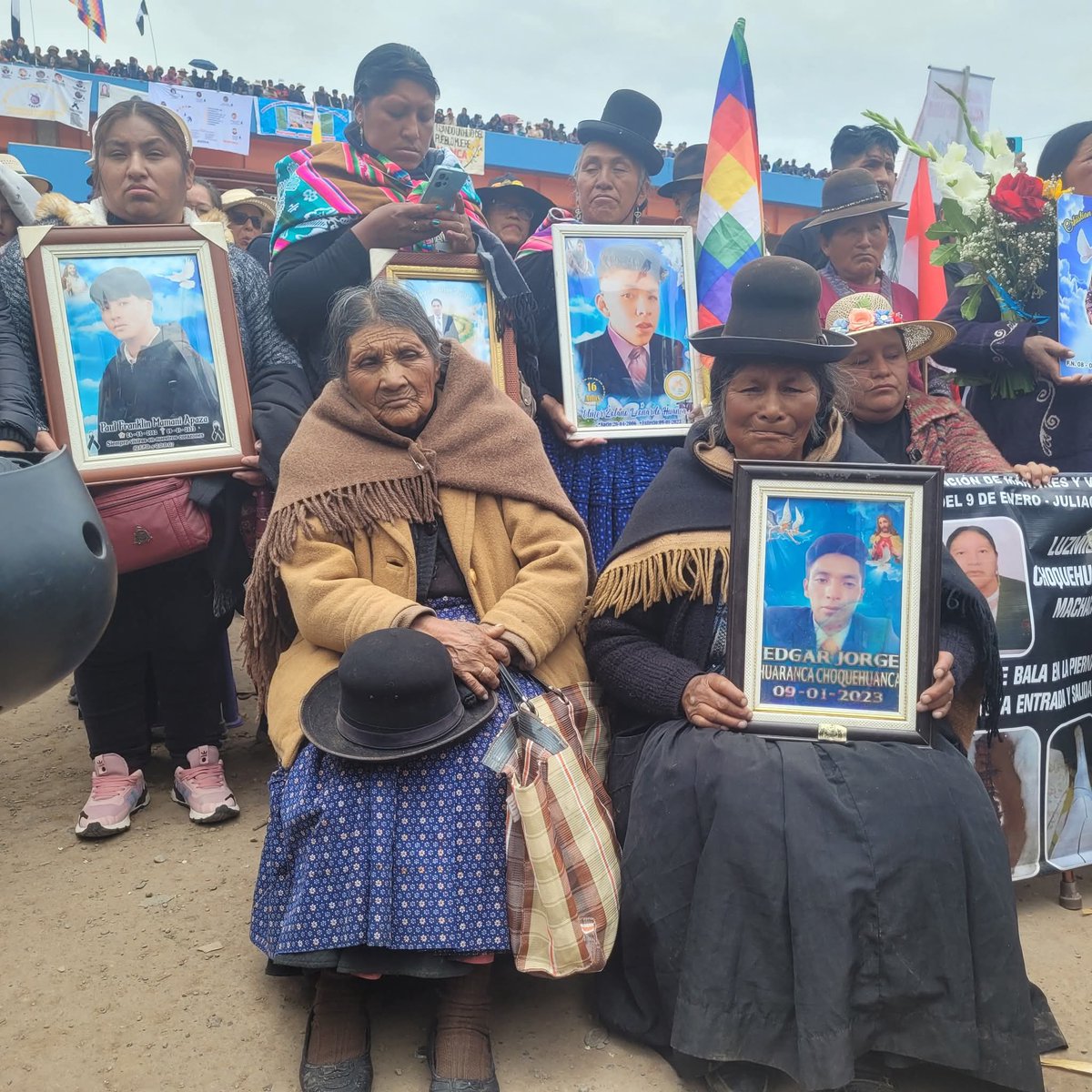 Hoy 09 de enero recordamos 2 años de la masacre de Juliaca. El día en que el régimen criminal de Boluarte asesinó 18 personas y dejó más de 100 heridos.
Hoy acompañamos desde Juliaca a los deudos en su exigencia de justicia.  Ahora y siempre PUNO es el Perú.