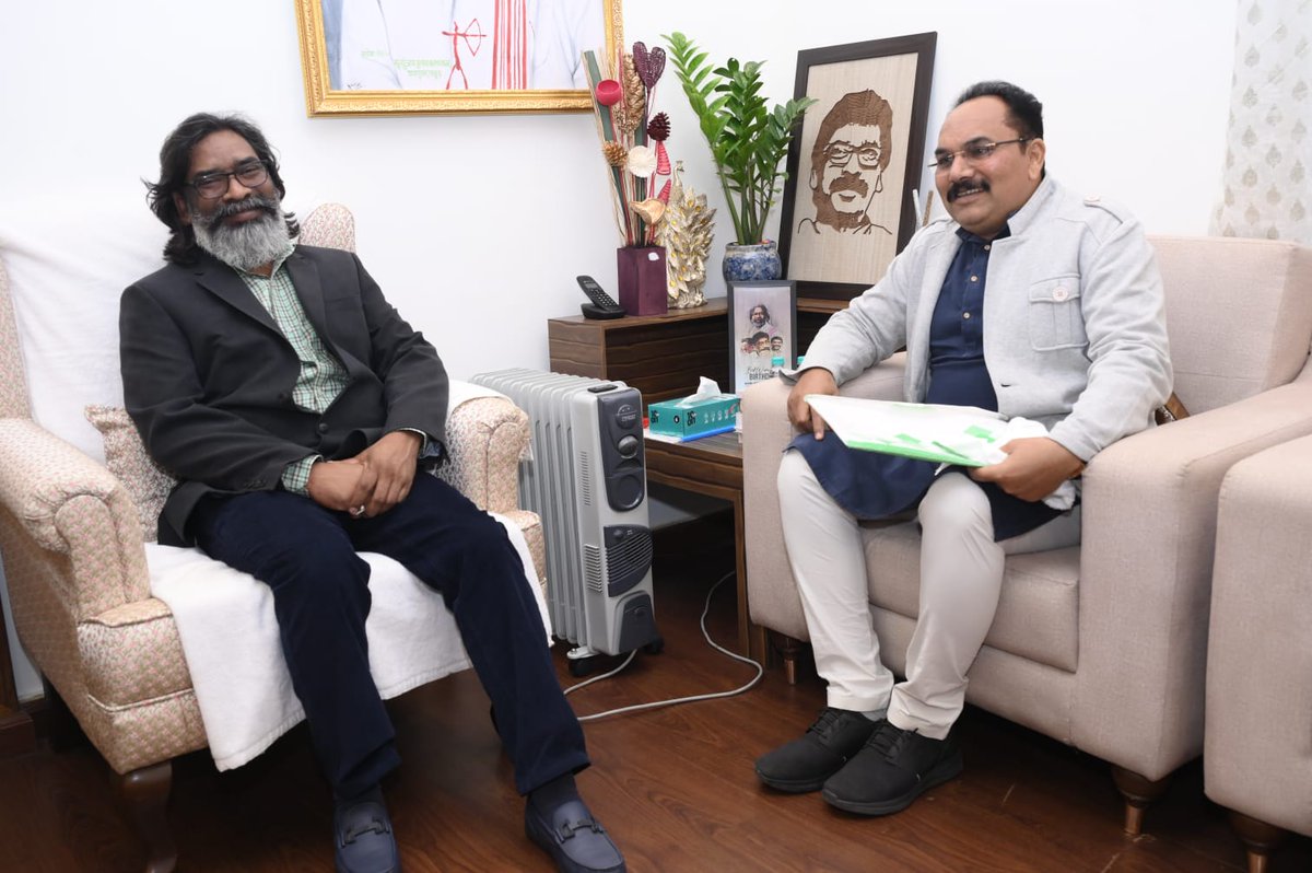 PradeepYadavMLA's tweet image. आज माननीय मुख्यमंत्री श्री @HemantSorenJMM जी से मिलकर नववर्ष की बधाई दी एवं INDIA गठबंधन के द्वारा किये गए मइंया योजना की राशि 1000 से बढ़ाकर 2500 रु किये जाने के चुनावी वादे की पहली किश्त जारी करने पर बधाई दी।

इसके अतिरिक्त क्षेत्र व राज्य से जुड़ी कई अन्य विषयों पर चर्चा हुई।