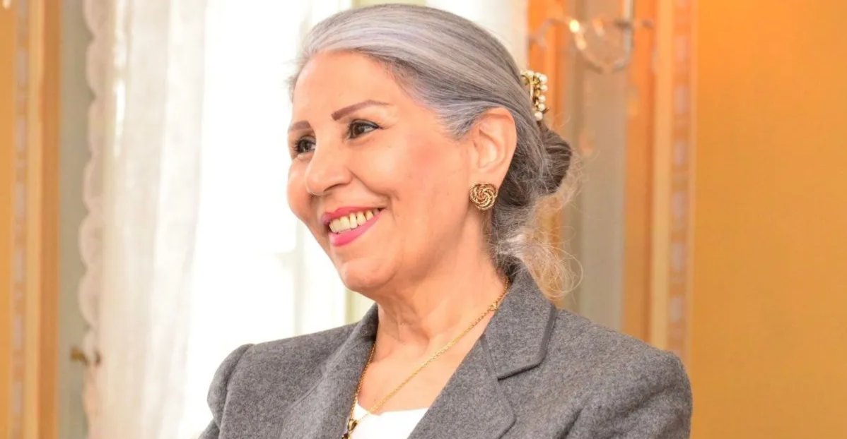 «در هنگام بازجویی، بازجو روی صندلی می‌کوبید و من چون رو به دیوار نشسته بودم، زانوهام به دیوار می‌خورد. در زندان که عکس‌برداری کردند، به من گفتند زانوهام شکستگی دارد.»
ـ نقل قول از مهوش ثابت

حالا فرزند خانم ثابت گفته که مادرش مبتلا به پوکی استخوان است.
#مهوش_ثابت