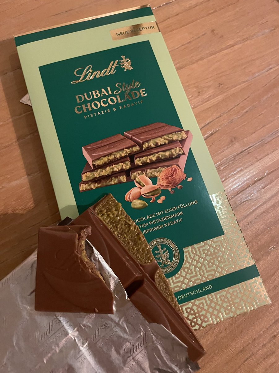 Laratroll tweet media