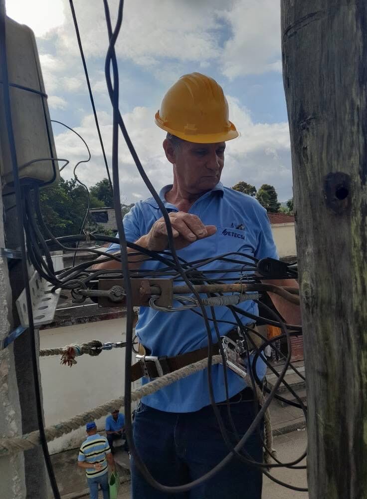 ETECSAGranma's tweet photo. Ellos trabajan para hacer llegar hasta las comunidades los servicios de telecomunicaciones. #Etecsa #EsteEsMiAzul @ETECSA_Cuba #ProvinciaGranma @FonsecaOsmely @BorgesOlivero @YudelkisOrtizB https://t.co/olAIBvrCod