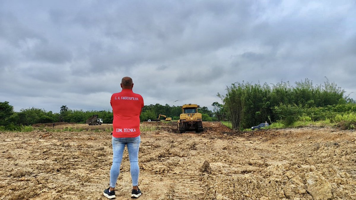 Torcedores de Porto Alegre que vieram visitar a obra do estádio novo.
Fase final da terraplanagem.