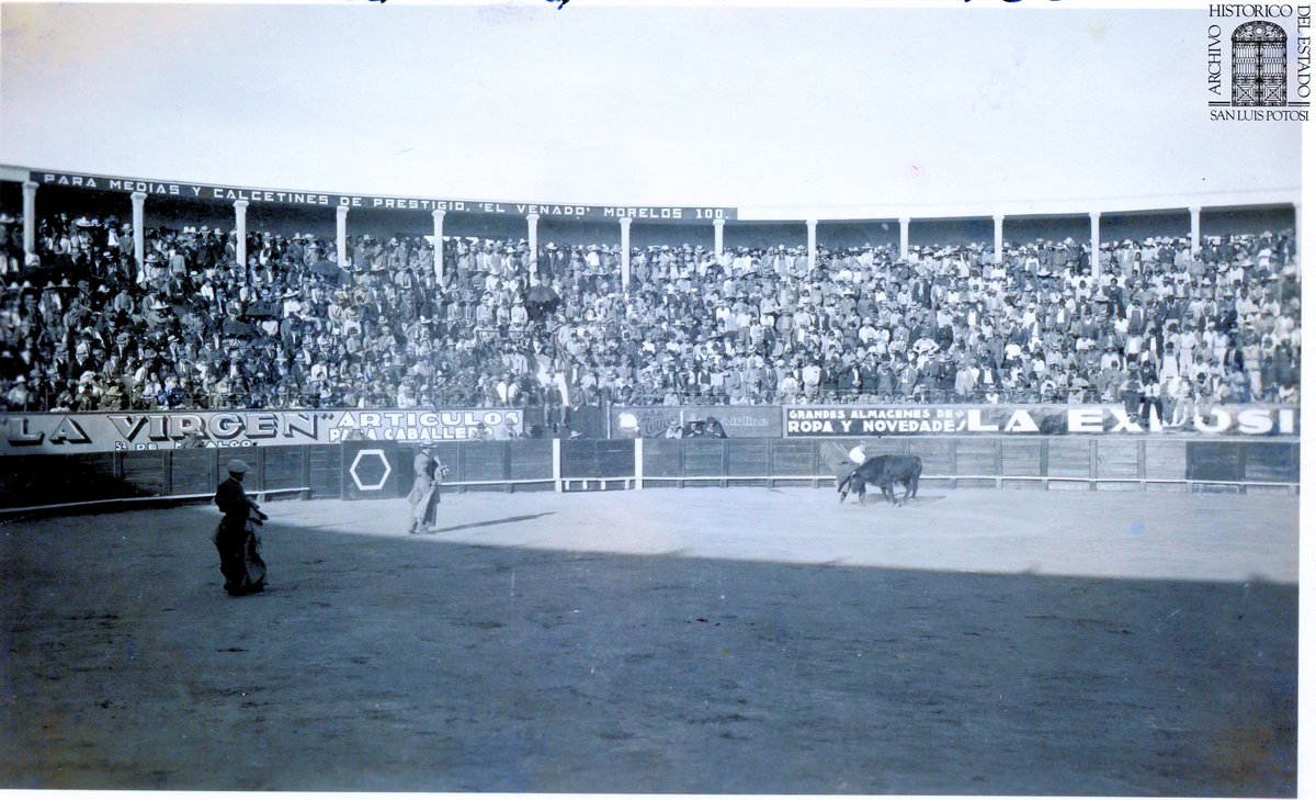 📷 #FotoDelDía
Fotografía de una corrida de toros en la Plaza Fermín Rivera. Los registros indican que se tomó a mediados de la década de 1950.

#AHESLP #Historia #SanLuisPotosí #GobiernoDelApoyo