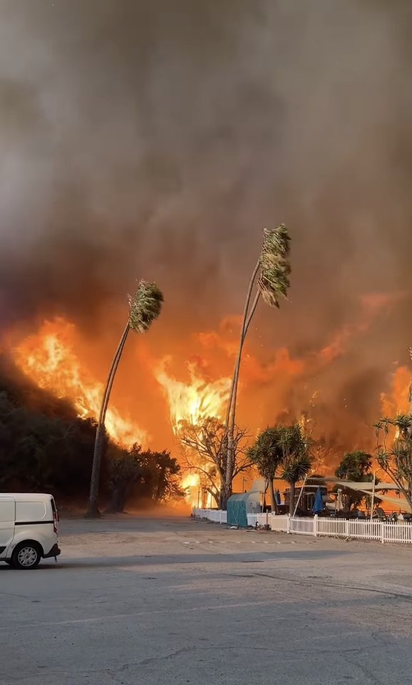 OfficalWILDSIDE's tweet photo. Thoughts and prayers for LACA.  Many friends lost their homes so far as the fires keeps burning.  Brace as more weather could stoke these flames in the coming days.  🙏🏼🙏🏼🙏🏼 https://t.co/j7Px4I47Vc