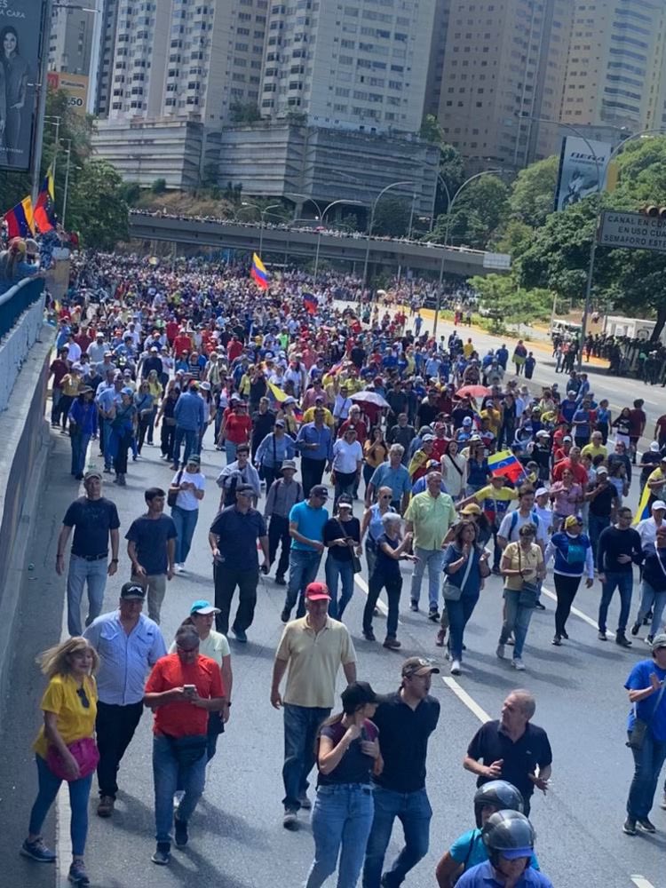Distribuidor Santa Fé a esta hora.

¡Gloria al bravo pueblo! 

¡Viva Venezuela Libre! 🇻🇪