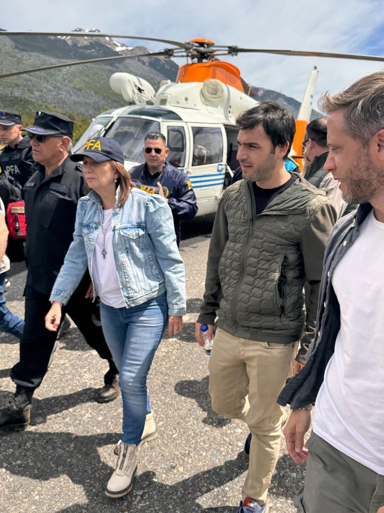 HICIMOS CUMPLIR LA LEY Y DESALOJAMOS A LOS DELINCUENTES QUE OCUPABAN TIERRAS ILEGALMENTE

Junto a la ministra de Seguridad de la Nación, <a href="/PatoBullrich/">Patricia Bullrich</a>, recorrimos la zona del Parque Nacional Los Alerces donde hoy, luego de una resolución de la Justicia Federal, se llevó adelante