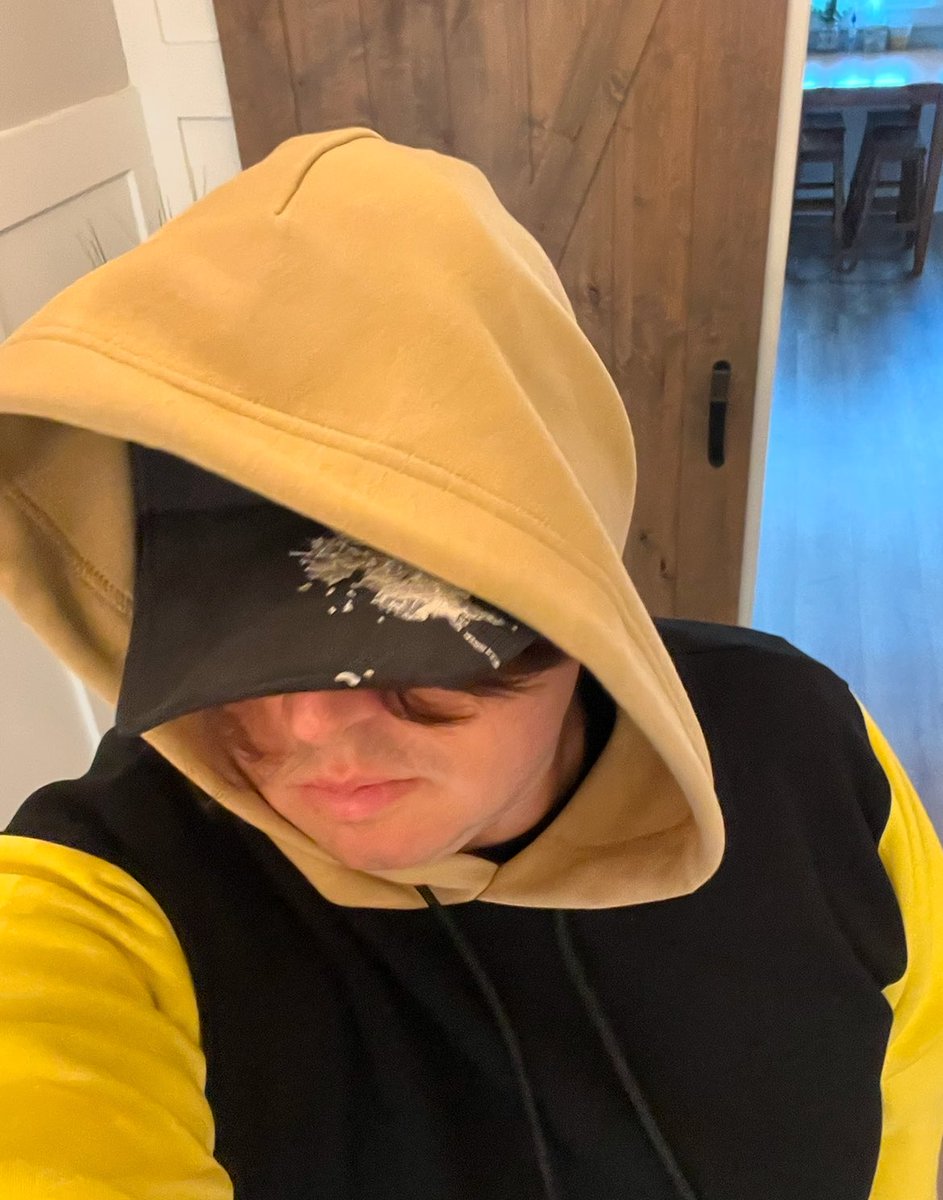 Hoodies have never really been my thing but this generative 1/1/322 <a href="/mmERCH/">mmERCH</a> x <a href="/seedphrase/">seedphrase</a> masterpiece arrived this week and it is so cozy that I am wishing I could wear it every day until spring 🌷