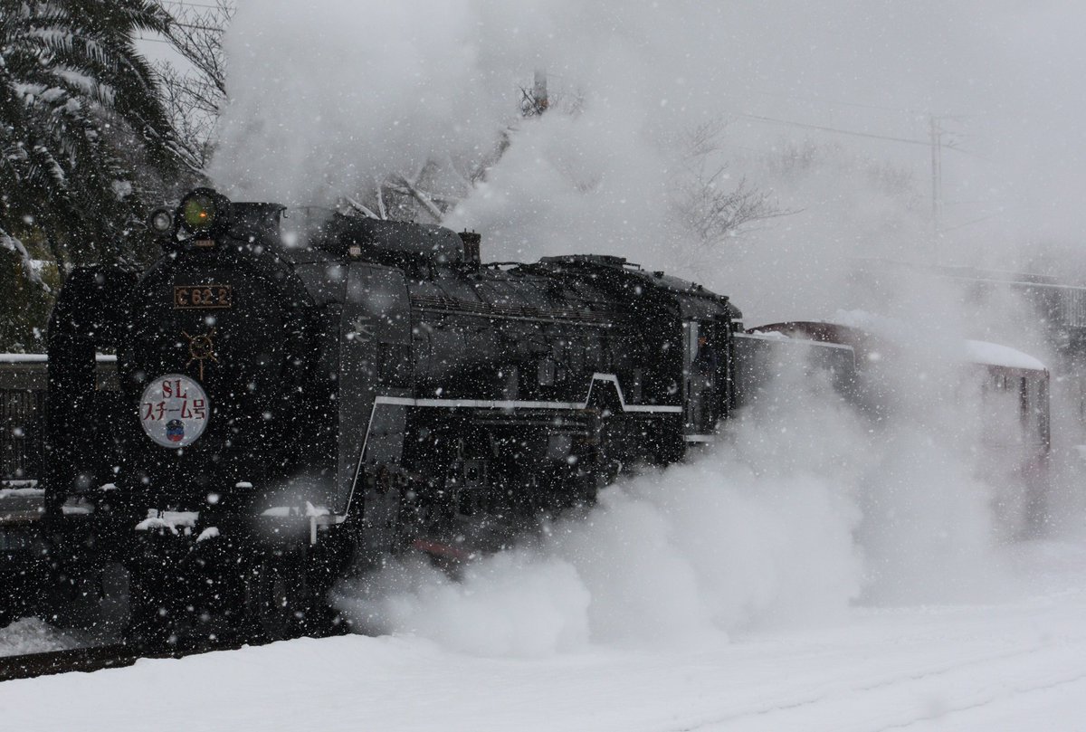 雪の京都鉄道博物館、2017年1月15日の画像です。 C62 2が雪の中
