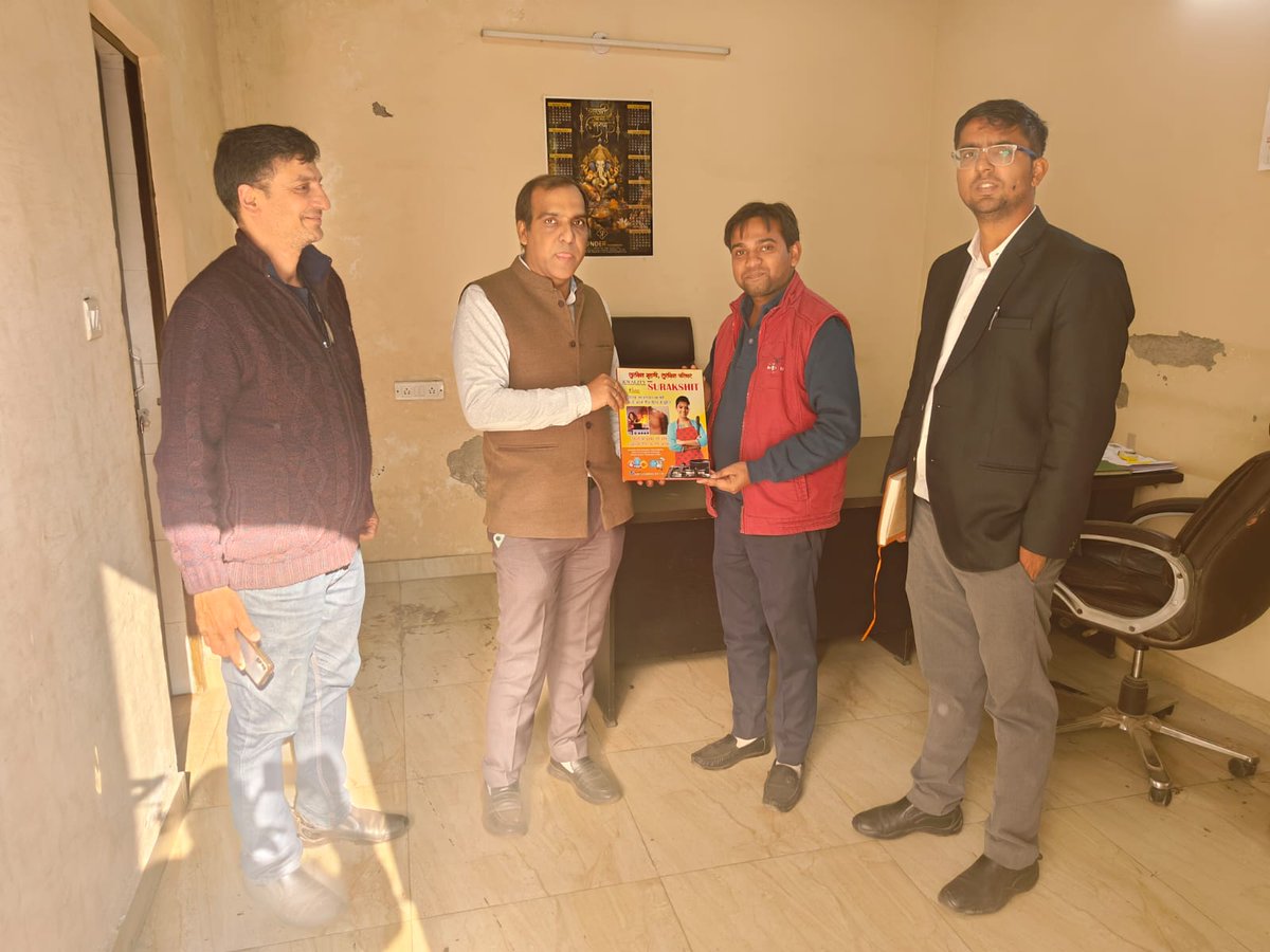 #CustomersDay celebrated with NDNE customer Sundar Packaging, Ghaziabad! DLH, NIDO visited and felicitated customers with Suraksha Hoses, aprons, and lighters, enhancing customer relations.
<a href="/DirMktg_iocl/">Director (Marketing), IndianOil</a> <a href="/IndianOilcl/">Indian Oil Corp Ltd</a> <a href="/ChairmanIOCL/">ChairmanIOC</a> <a href="/EDLPGIOCL/">Sailendra K</a> <a href="/ioclupso2/">IOCL_UPSO-2</a> <a href="/HemantIoc/">Hemant Rathore</a> <a href="/cvenj_Shivendra/">SHIVENDRA KUMAR</a>