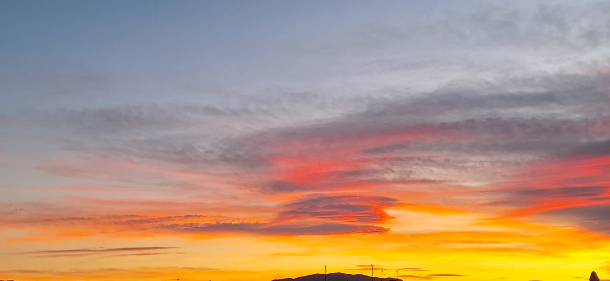 natloji's tweet photo. #Fotopostales Atardecer muy rojizo anaranjado https://t.co/ziry0iSWvP