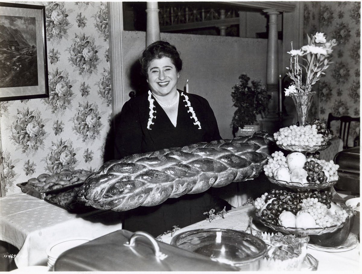 If the challah isn't this big I don't want it 🙂‍↔️ 

Gertrude Berg's "The Goldbergs" premiered on television #ThisWeekInHistory in 1949.

The Goldbergs dealt explicitly with Jewish life in the United States, joking about the cultural differences between "old world" immigrants