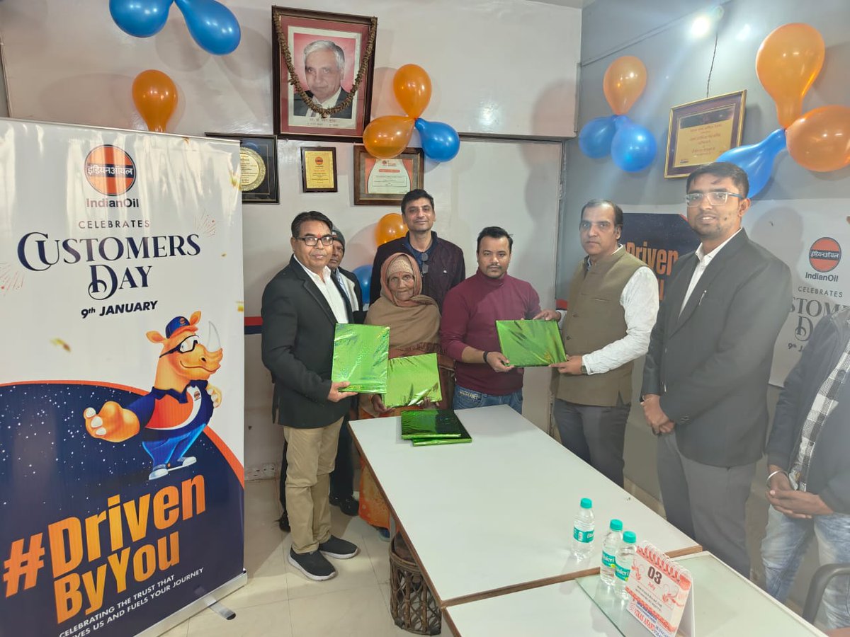#CustomersDay celebrated at M/s Engineers Gas Service, Ghaziabad with senior customers &amp; DLSH NIDO Sh. Shivendra Jaiswal ! Cake cutting, gifts, &amp; smiles delighted everyone!

<a href="/DirMktg_iocl/">Director (Marketing), IndianOil</a> <a href="/IndianOilcl/">Indian Oil Corp Ltd</a> <a href="/ChairmanIOCL/">ChairmanIOC</a> <a href="/EDLPGIOCL/">Sailendra K</a> <a href="/ioclupso2/">IOCL_UPSO-2</a> <a href="/HemantIoc/">Hemant Rathore</a> <a href="/cvenj_Shivendra/">SHIVENDRA KUMAR</a>