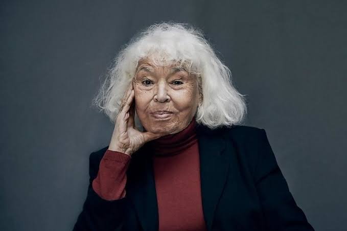 عندنا يعتبر منع المرأة من التعليم وجهة نظر فقهية بينما المساواة في الميراث أو الحقوق كفر وضلال، اتضحت الرؤية، المجتمع عدو للأنثى

(نوال السعداوي - Nawal El Saadawi)