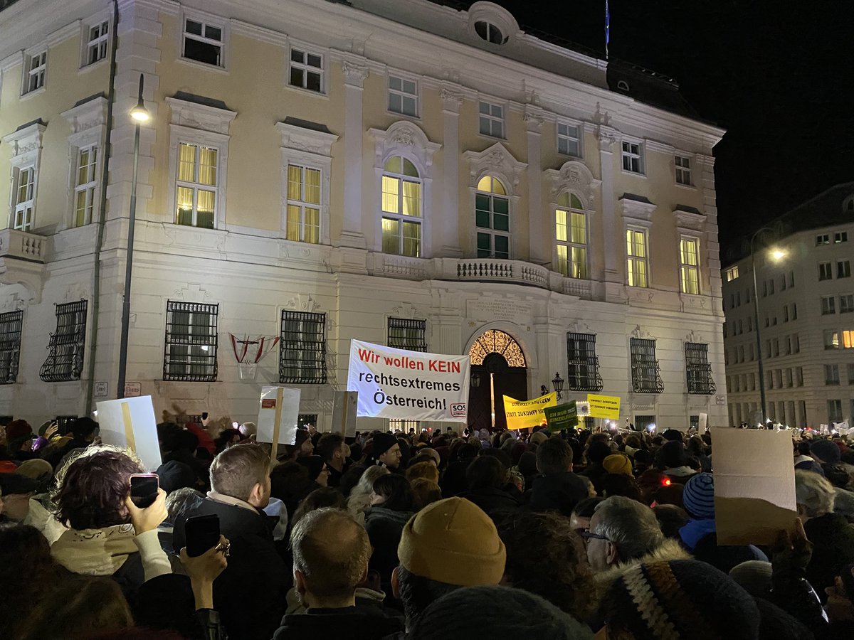 Unfassbare Menschenmenge vor dem Bundeskanzleramt. So muss Zivilgesellschaft! So muss Schutz unserer Demokratie vor der autoritären und rechtsextremen Gefahr!